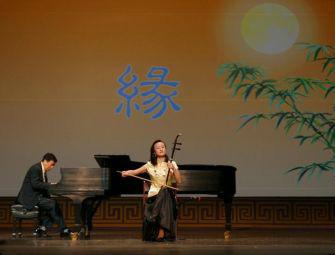 De säregna melankoliska tonerna från Qi Xiaochuns erhu förtrollar publiken. (Foto: Epoch Times)
