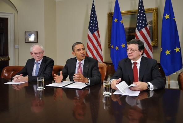 USA:s president Barack Obama pratar på toppmötet i Washington DC. Toppmötet handlade om den ekonomiska krisen i Europa. EU- kommissionens ordförande Barroso (t.h) talade också om de nära ekonomiska banden med USA tillsammans med Europarådets president  Herman Van Rompuy (t.v). (Foto: AFP/Mandel Ngan) 
