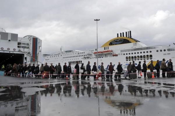 Evakuerade kineser från Libyen anländer till Herakleion på Kreta den 24 februari 2011. Tusentals kineser och européer började anlända till Grekland från det konfliktdrabbade Libyen. (Foto: AFP/Aris Messinis)
