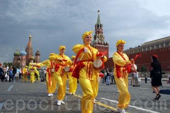 Falun Gong-utövare framför kinesisk midjetrums- och lejondans när de går runt Röda torget, alldeles intill Kreml. (Foto: The Epoch Times)
