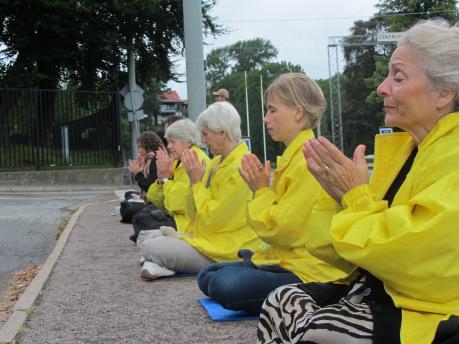 Framför Rysslands generalkonsulat i Göteborg mediterar Falun Gong-utövare som en påminnelse om metodens fridfullhet. (Foto: Pirjo Svensson, Epoch Times)

