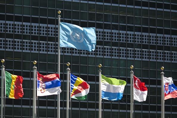 Flaggor framför FN:s internationella högkvarter. Vid öppnandet av FN:s generalförsamling fick generalsekreteraren ett policydokument om sanktioner mot länder som bryter mot FN:s regler. Foto: Dominick Reuter/AFP/Getty Images
