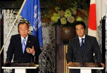 FN:s generalsekreterare Ban Ki-Moon (vä) på besök i Japan svarar på frågor under en presskonferens tillsammans med Japans utrikesminister Katsuya Okada, efter deras möte och middag på utrikesministeriets Iikura guesthouse i Tokyo den 3 augusti, 2010. (Foto: Toshifumi Kitamura/Getty Images)
