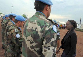 Frankrikes utrikesminister Rama Yade (t.h) träffar soldater ur den uruguayanska gruppen inom FN:s fredsbevarande styrka i Kongo (MONUC) den 30 november 2008 i Goma. Efter påtryckningar från den kongolesiska regeringen kommer FN att dra tillbaka 2000 fredsbevarare ur landet fram till den 30 juni. (Foto: Tony Karumba / AFP / Getty Images)