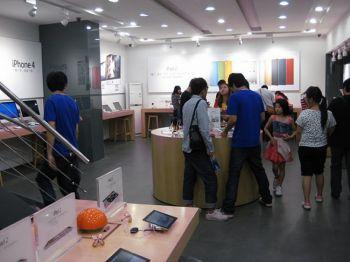 Det här fotot som lades upp av en kinesisk bloggare på nätet visar en falsk Apple-affär i Kunming i Kina.  (Foto: BirdAbroad)
