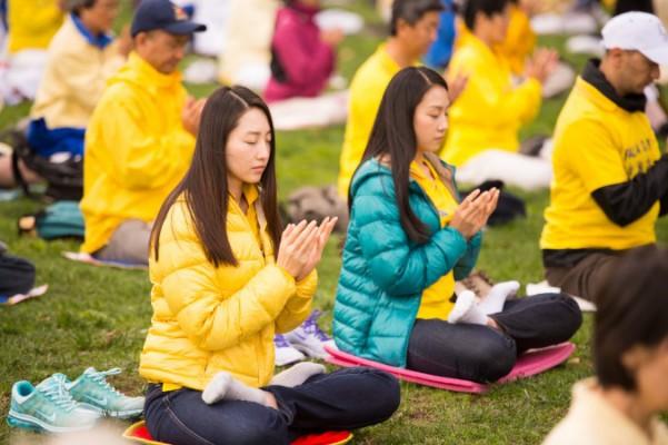 Kvinnor mediterar under Falun Gongs gruppövning i San Francisco den 15 oktober 2014. (Foto: Dai Bing/Epoch Times)