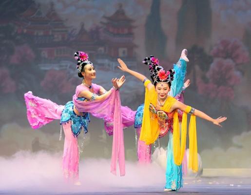 Shen Yun Performing Arts dansare visar avancerade ställningar typiska för kinesisk klassisk dans. Inom kinesisk medicin finns en teori som kan förklara hur scenkonsten kan ha en läkande och vårdande kraft. (Foto: Med tillstånd av Shen Yun Performing Arts 2013)
