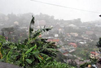 En supertyfon drog igår in över norra Filippinerna och orsakade jordskred i bergsområden, slet av tak på hus, piskade upp gigantiska vågor längs kusten och dödade minst en person. (Foto: Ted Aljibe/Getty Images)