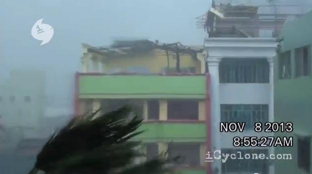 Bild på supertyfonen Haiyan när den drar fram över Tacloban i Filippinerna den 8 november 2013. (Screenshot/iCyclone)