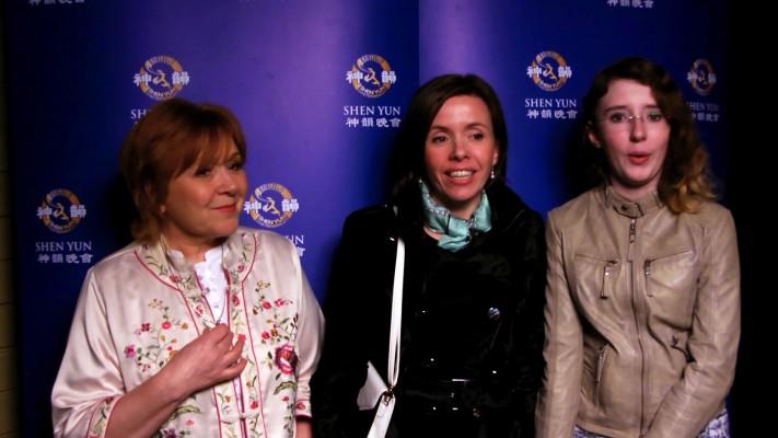 Katarina Fischer med sin mor, Jaderiga Malik, och dotter Kasha Johnson, var lyckliga över att ha sett Shen Yun Performing Arts föreställning i Stockholm den 9 april. (Foto: Med tillstånd av NTD TV) 