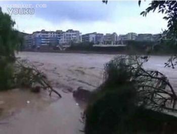 Floden Wangmo svämmar över, fotot taget den 6 juni. (Skärmdump från YouKou)
