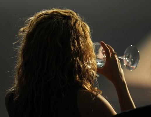 En kvinna släcker törsten med ett glas vatten. I USA tillsätts fluor i kranvattnet i många stater vilket inte är tillåtet i Sverige. Nivåerna av fluor i grundvattnet i Sverige kan variera och överstiger ibland risknivåerna. (Foto: AFP/ Yuri Cortez)

