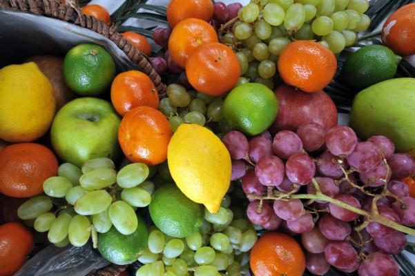 Folat är viktigt för cellernas ämnesomsättning och för bildningen av röda blodkroppar. Naturliga källor till folat är frukt, bär, mörkgröna bladgrönsaker, kål, bönor, kikärter och linser.(Foto: AFP/ Mychele Daniau