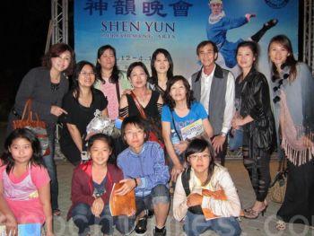 Folkdansläraren Chen Tzu-Ying (fjärde från vänster, bakre raden) tillsammans med sina studenter på Shen Yun Performing Arts föreställning i Kaohsiung, Taiwan. (Foto: Dai De-man / Epoch Times)
