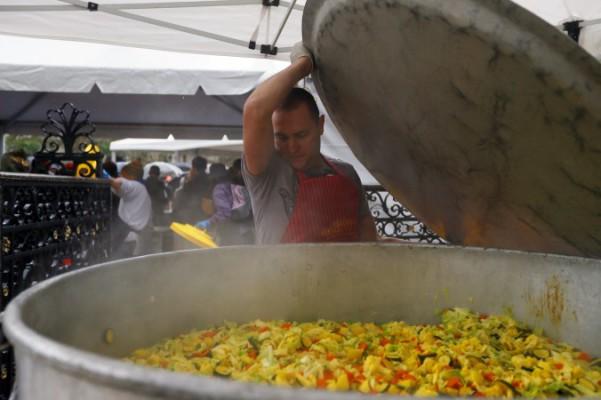 En man lagar till grönsaker vid ett event med syfte att öka medvetenheten om matavfall den 13 oktober 2012 vid Place de l'Hôtel de Ville i Paris. (Foto: Kenzo Tribouillard/AFP/Gettyimages)