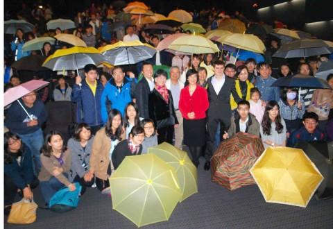 Ben Hedges och Jennifer Zeng tar ett gruppfoto med publiken efter en visning av ”Free China” i Taipei den 5 december 2014 till stöd för Hongkongbefolkningens strävan efter demokrati.
