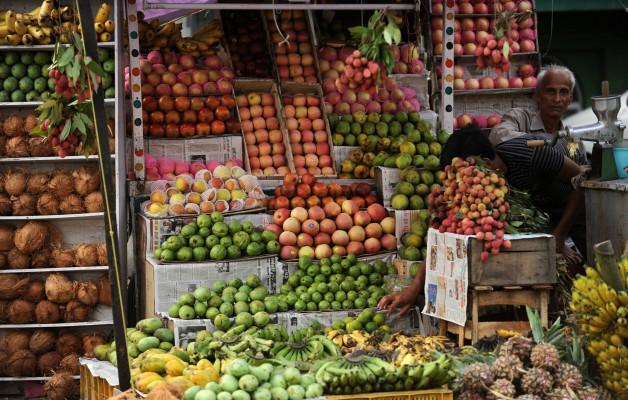 Ungdomar som äter mycket grönsaker och frukt har ett högre intag av folater. (Foto: AFP /Diptendu Dutta)