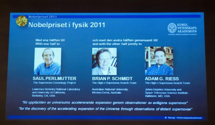 En tv-bild från Kungliga vetenskapsakademin i Stockholm den 4 oktober, visar Saul Perlmutter, Adam Reiss och Brian Schmidt som blev årets Nobelpristagare i fysik. (Foto: Jonathan Nackstrand / AFP)