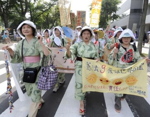 G8-motståndare klädda i kimonos demonstrerade den 5 juli i Sapporo inför G8-toppmötet i Toyako. Tusentals aktivister och bönder från Japan och utlandet samlades i en stor protest mot G8. (Foto: AFP/Kazuhiro Nogi)