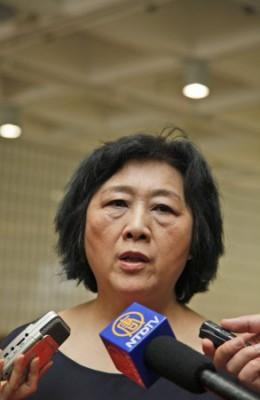 Den kinesiska journalisten Gao Yu erkänner att hon har läckt statshemligheter till utländsk media, på nationell TV. Inslaget visades den 8 maj. (Skärmdump från CCTV)