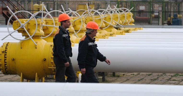 Två anställda på en ukrainsk station för gasleveranser i regionen Izmail i Ukraina nära gränsen till Rumänien. Ryssland ska transportera gas till stora delar av Europa genom South Stream-gasledning. (Foto: AFP/Sergei Supinsky).
