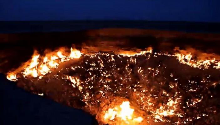 "Helvetets port" i Turkmenistans öken visad i en skärmdump från en YouTube-video. Den är en jättelik grop full med giftig gas. Den öppnades när Sovjetunionen borrade där 1971. (Skärmdump / Epoch Times)

