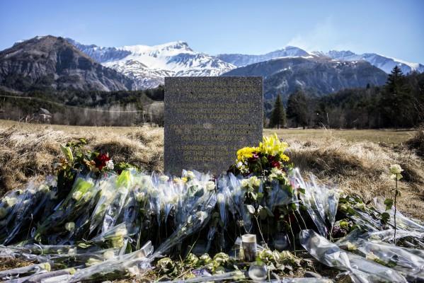En minnessten, ristad på franska, tyska, spanska och engelska, till minne av olyckan för offren för Germanwings Airbus A320. Bild tagen i den lilla byn Le Vernet, i franska Alperna, den 27 mars 2015 i närheten av platsen där planet kraschade den 24 mars. (Foto: Jeff Pachoud/AFP/Getty Images)