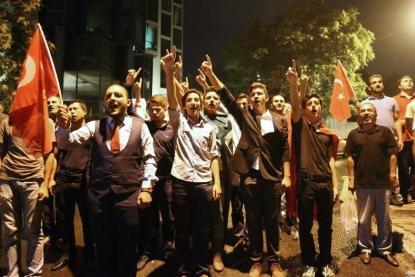 Demonstranter skanderar slagord utanför det pro-kurdiska partiet HDP:s högkvarter i Ankara. Under natten attackerades flera av partiets kontor på olika ställen landet. Foto: Adem Altan/Getty Image