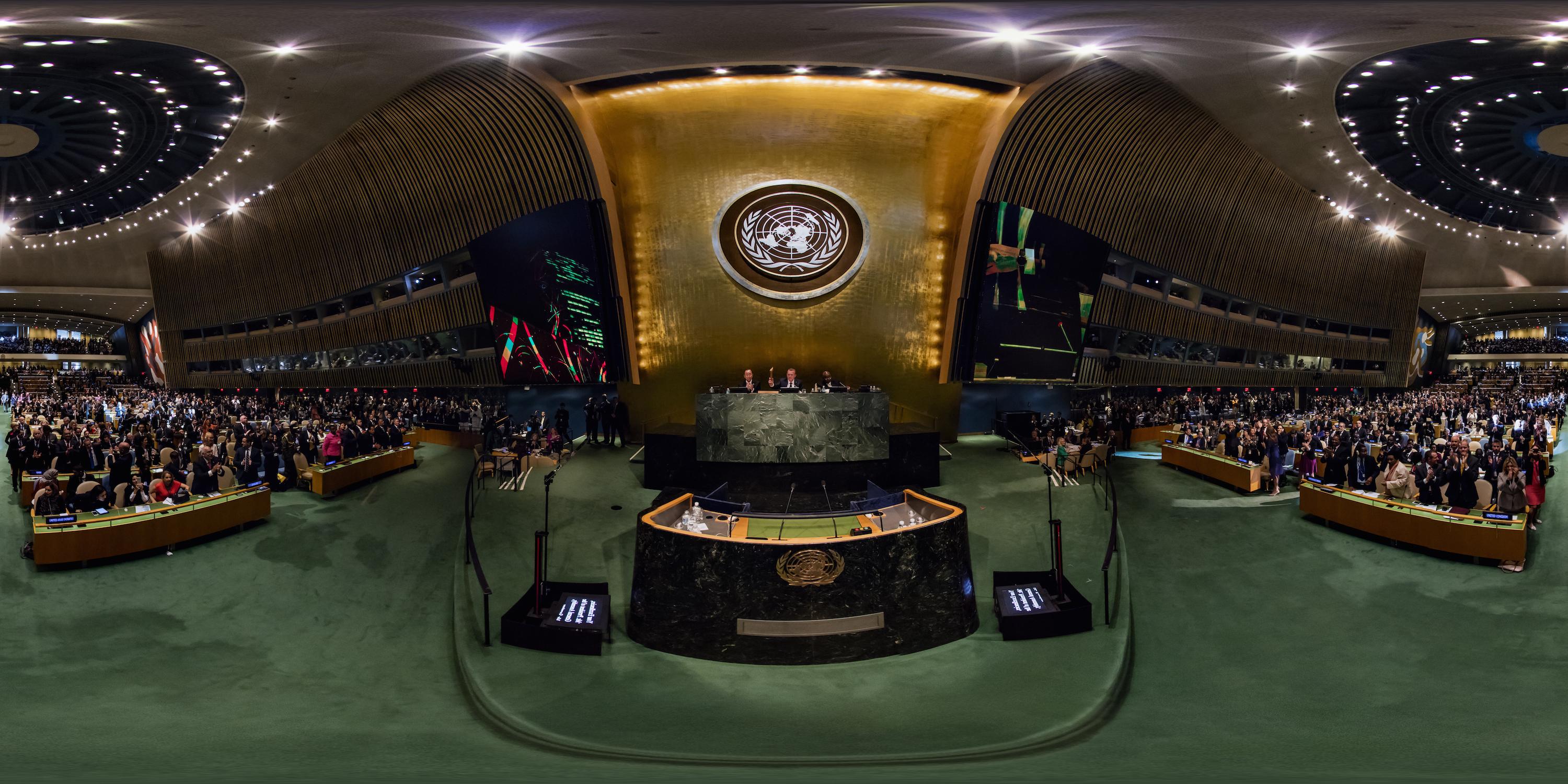 Applåder vid öppnandet av FN:s generalförsamling den 25 september 2015, där de sjutton globala hållbara utvecklingsmålen antogs för ett fortsatt gemensamt arbete med att bekämpa fattigdom och svält.
(Benjamin Peterson/Getty Images for the United Nations)