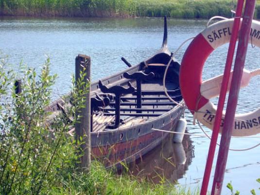 Glad av Gillberga är en kopia av ett danskt krigsskepp från 1000-talet. Det ligger i vattnet utanför det nya vikingamuseet i Nysäter. (Foto: Charlotte Fredriksson/Epoch Times)