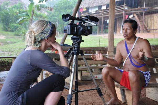 Maggie Padlewska intervjuar hövding Antillano Flaco från Embera Quera Village, Panama, till pilotavsnittet av hennes dokumentärprojekt ”Ett år en värld” (One Year One World) (Foto: Elvin Flaco)
