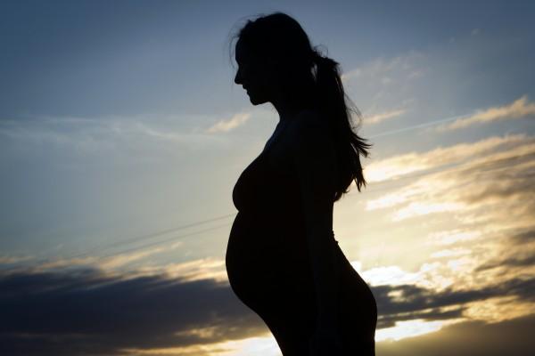 Under graviditeten överförs mammans antikroppar till barnet via moderkakan så därför kunde forskarna se att höjda IgG-nivåer hos barnet visade att mammans immunsystem reagerat mot vissa typer av proteiner. Kvinnan på bilden har ingen koppling till. artikeln. (Foto: AFP/Loic Venance)
