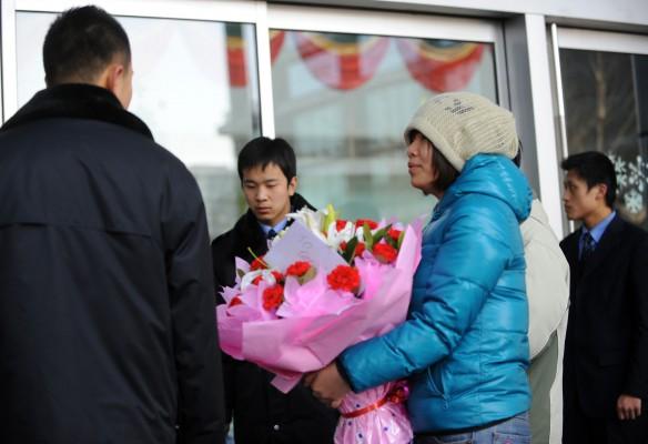 Kinesiska säkerhetsvakter omringar en kvinna som ville lämna blommor till Google:s kontor i Peking den 13 januari. Kvinnan sade att hon ville tacka Google. (Foto: Goh Chai Hin/AFP)