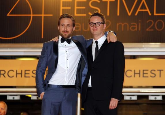 Den danske regissören Nicolas Winding Refn och den kanadensiske skådespelaren Ryan Gosling (t.v) poserar på röda mattan inför visning av "Drive" på Cannes filmfestival den 20 maj 2011. (Foto: AFP/Francois Guillot)