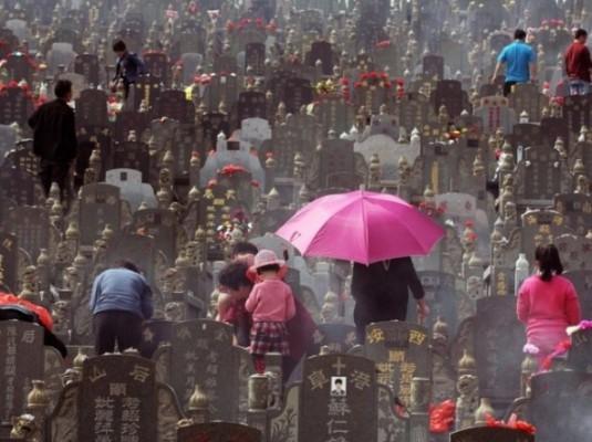 När gravfejardagen närmar sig, riktar sig företagen mot upptagna människor som inte har tid att vörda sina förfäder. Bilden visar en begravningsplats i staden Jingjiang, Fujianprovinsen. (Foto: AFP)