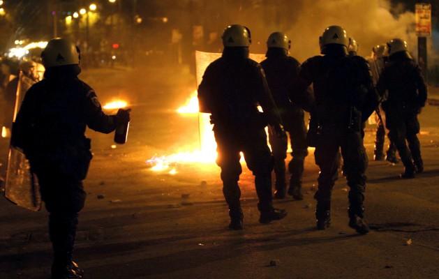 Kravallpoliser motar bort demonstranter som kastar molotov cocktails och eldar nära Polytekniska högskolan Aten den 10 december. (Foto: Angelos Tzortzinis/AFP) 
