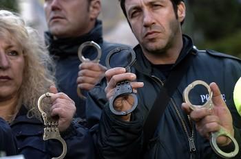 Grekiska poliser under en demonstration mot åtstramningsåtgärderna i Aten den 28 februari. (Foto: Aris Messinis/AFP/Getty Images) 
