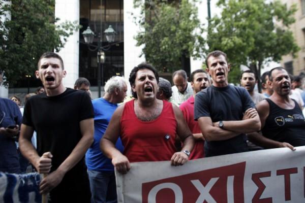 Stålarbetare protesterar utanför arbetsmarkandsministeriet den 17 juli i Aten där de kräver ett svar från sina före detta arbetsgivare. (Foto: Angelos Tzortzinis/AFP/GettyImages)