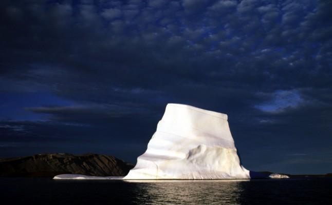 Grönlandsisen krymper. I FN:s stora klimatrapport från förra året varnade forskarna för att havsnivån kan komma att stiga med 7,3 meter om hela istäcket på Grönland smälter bort. (Foto: © Klein &amp; Hubert / WWF)