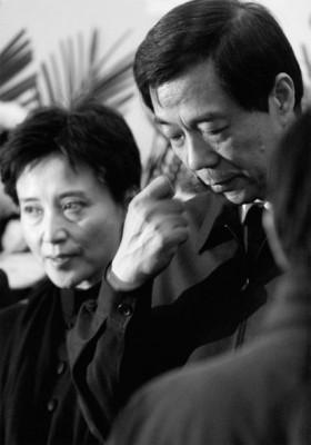 Gu Kailai (t.v.), hustru till den störtade Bo Xilai (t.h.). Epoch Times fick nyligen kännedom om att Gu dödade den brittiske affärsmannen Neil Heywood för att han hade avslöjat information om organskörd i vilken han själv, Gu, och Bo alla var inblandade. (Foto: New Epoch Weekly Bildarkiv)
