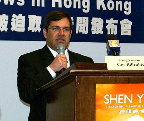 Kongressledamot Gus Bilirakis (Republikan i Florida) talar i Capitol Hill vid ett pressmöte för Shen Yun på onsdagen den 27:e januari. (Lisa Fan/The Epoch Times)
