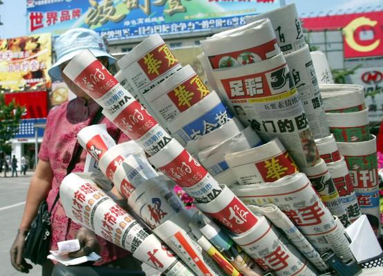 Kinesiska tidningar i Peking. Idag är "Journalisternas dag" i Kina. (Foto: AFP/Chai Hin)
