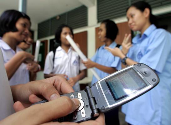Till hösten kan lärarna få rätt att beslagta störande föremål såsom mobiltelefoner i klassrummet om ett nytt lagförslag antas. (Foto: AFP/Pornchai Kittiwongsakul)