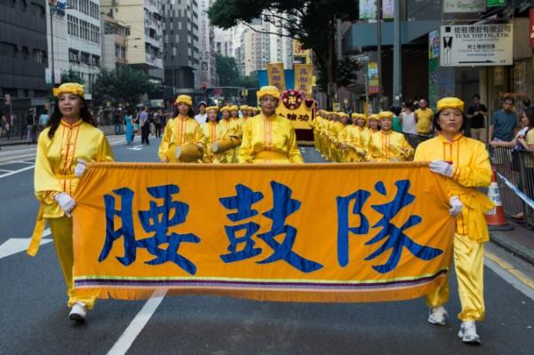 Falun Gong-utövare tillsammans med folk från det globala centret för att träda ur det Kinesiska kommunistpartiet, marscherar under en parad på gatorna i Hongkong för att protestera mot Kinas nationaldag, den 1 oktober. (Foto:Benjamin Chasteen/Epoch Times)
