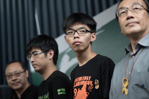 (Från vänster till höger) Benny Tai från den prodemokratiska gruppen Occupy Central och studentledarna Alex Chow, Joshua Wong och Alan Leong för Civic Party deltar i en presskonferens vid de prodemokratiska demonstranternas plats i distriktet Admiralty i Hongkong den 26 oktober 2014. Hongkongs prodemokratiska demonstranter tvingades den 26 oktober att upphäva en planerad omröstning om deras nästa steg – några timmar innan den skulle börja – på grund av olika åsikter om hur man ska gå vidare i sin månadslånga kampanj. (Nicolas Asfouri /AFP/ Getty Images)
