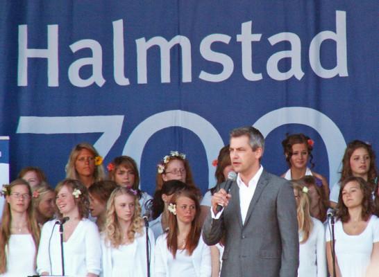Halmstadbon Anders Kraft, ofta sedd i tv4:s Nyhetsmorgon inledde firandet på Stora torg, sju minuter över ett på torsdagen. 
