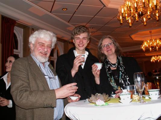 Jan Fjellander, här med sonen Michael och hustrun Christine Wallgren, uppskattade användandet av ordet godhet i Spectacularföreställningen på Cirkus på torsdagen. (Foto: Hans Bengtsson/Epoch Times)