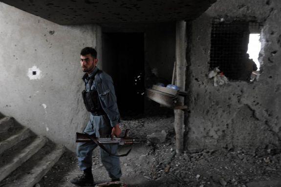 En afghansk säkerhetsvakt på platsen där talibanerna genomförde en samordnad attack i Kabul den 14 september 2011. (Foto: Shah Marai/AFP/Getty Images) 