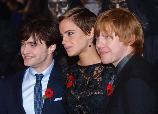 Daniel Radcliffe (t.v), Emma Watson, and Rupert Grint (t.h) poserar för fotograferna när de kommer till värlspremiären av den senaste Harry Potter-filmen 'Harry Potter And The Deathly Hallows: Part One' i Leicester Square, centrala London den 11 november 2010. (Foto: AFP/Max Nash)