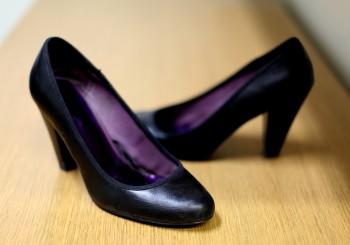 Enligt forskning har man kommit fram till att det är påfrestande för benmusklerna att bära högklackade skor under långa perioder.(Foto: Amal Chen/The Epoch Times)
